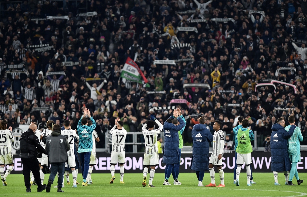 Juventus players applaud fans after the Serie A match between Juventus and Inter Milan at Allianz Stadium, Turin, Italy, November 6, 2022. (REUTERS/Massimo Pinca/File Photo)