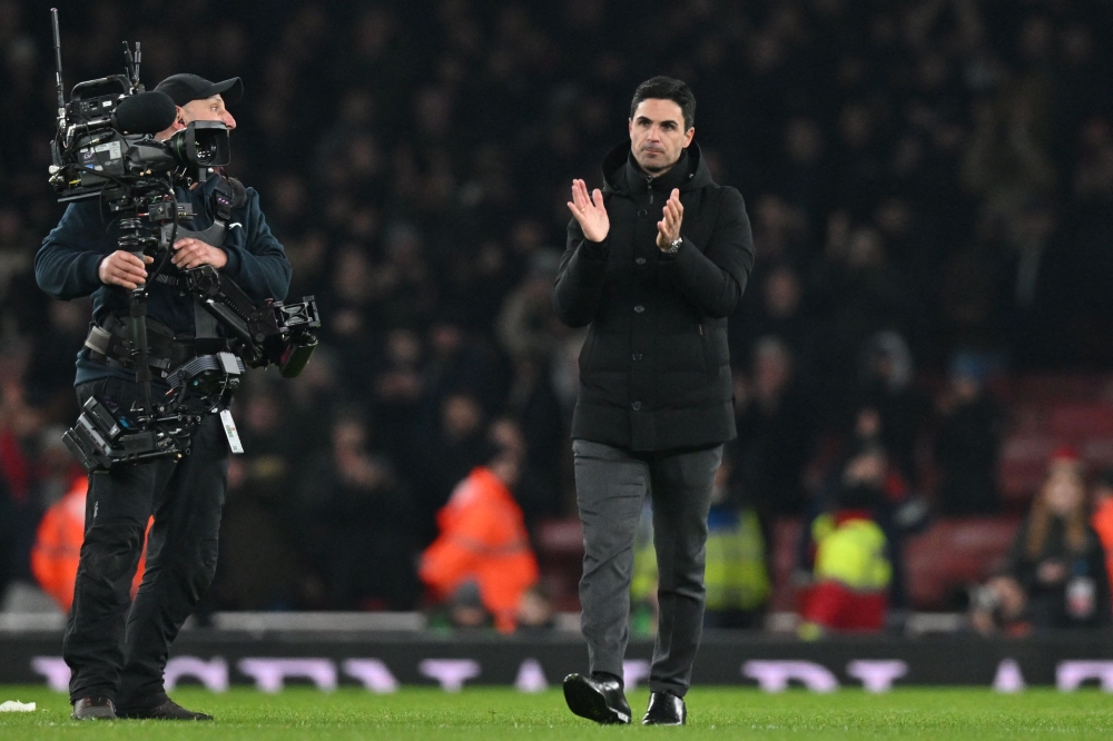 Arsenal's Spanish manager Mikel Arteta applauds fans on the pitch after the English Premier League match between Arsenal and Manchester United at the Emirates Stadium in London on January 22, 2023. - Arsenal won the game 3-2. (Photo by Glyn KIRK / AFP) 