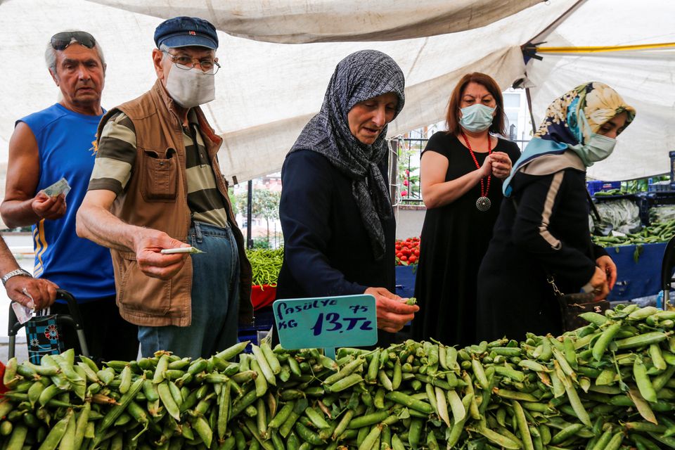 People shop at a open market in Istanbul, Turkey, June 10, 2022. REUTERS/Dilara Senkaya
