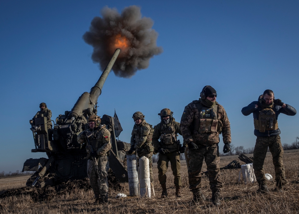Ukrainian servicemen fire a 2S7 Pion self-propelled gun toward Russian positions, amid Russia's attack on Ukraine, on a frontline near Bakhmut in donetsk region, Ukraine January 24, 2023. File Photo: REUTERS/Oleksandr Ratushniak
