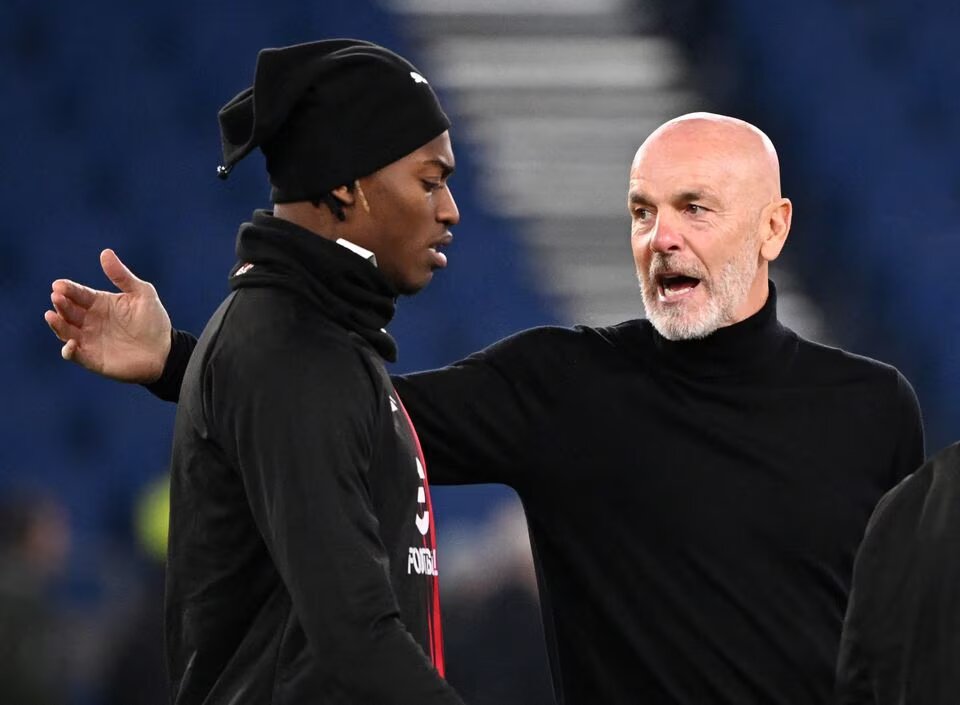 AC Milan's Rafael Leao and coach Stefano Pioli during the warm up before the Serie A match against Lazio at the Stadio Olimpico, Rome, Italy on January 24, 2023. REUTERS/Alberto Lingria
