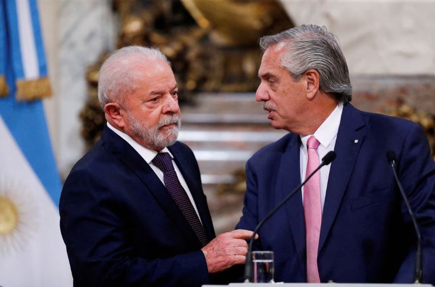 Brazil's President Luiz Inacio Lula da Silva (left) and Argentina's President Alberto Fernandez attend a bilateral agreement signing ceremony, during Lula da Silva's first official visit abroad since his inauguration, at the Casa Rosada presidential palace in Buenos Aires, Argentina, January 23, 2023. (REUTERS/Agustin Marcarian)