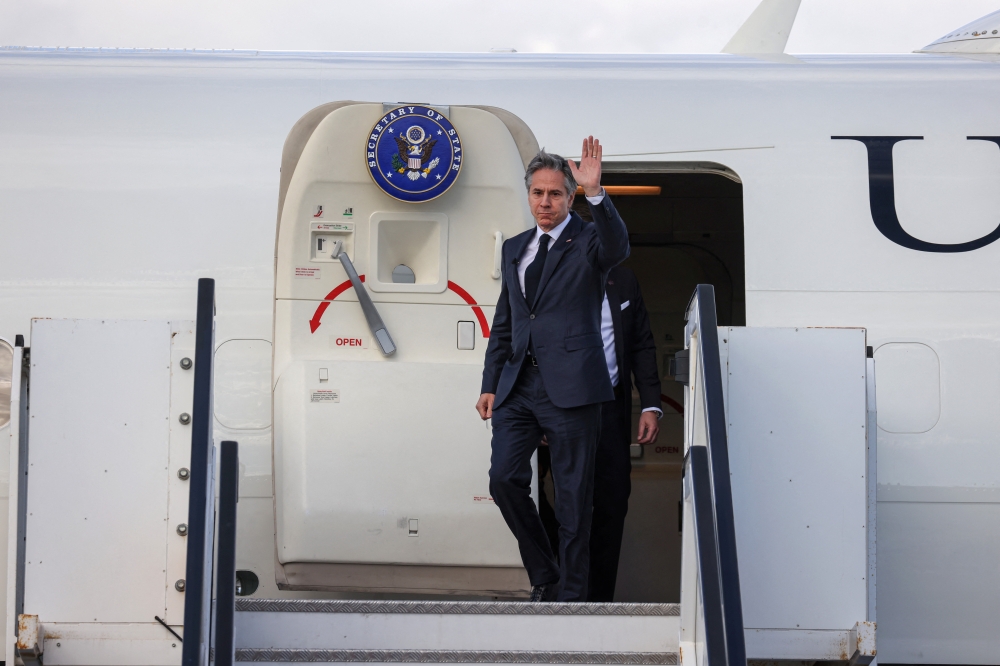 US Secretary of State Antony Blinken disembarks from his plane upon arrival at Israel's Ben Gurion Airport near Tel Aviv, on January 30, 2023. (RONALDO SCHEMIDT/Pool via REUTERS)