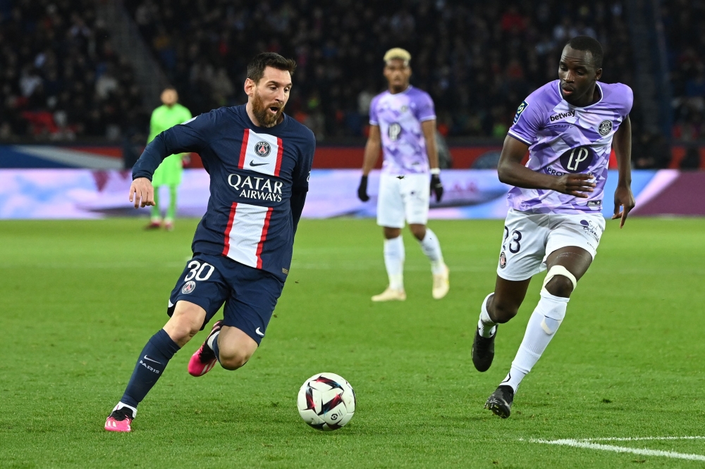 Paris Saint-Germain's forward Lionel Messi fights for the ball with Toulouse's French defender Moussa Diarra during the French L1 match between Paris Saint-Germain (PSG) and Toulouse FC at the Parc des Princes stadium in Paris on February 4, 2023. (Photo by Alain JOCARD / AFP)