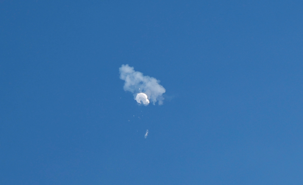 The suspected Chinese spy balloon drifts to the ocean after being shot down off the coast in Surfside Beach, South Carolina, US, February 4, 2023. (REUTERS/Randall Hill)