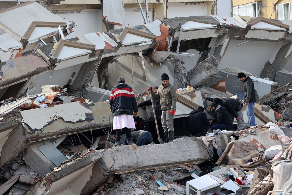 Civilians look for survivors under the rubble of collapsed buildings in Kahramanmaras, close to the quake's epicentre. (Photo by Adem Altan / AFP)