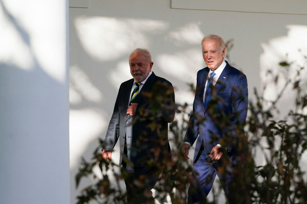 US President Joe Biden and Brazilian President Luiz Inacio Lula da Silva walk to the Oval Office for a meetinig at the White House in Washington, DC, on February 10, 2023. (Photo by Alex Brandon / POOL / AFP)