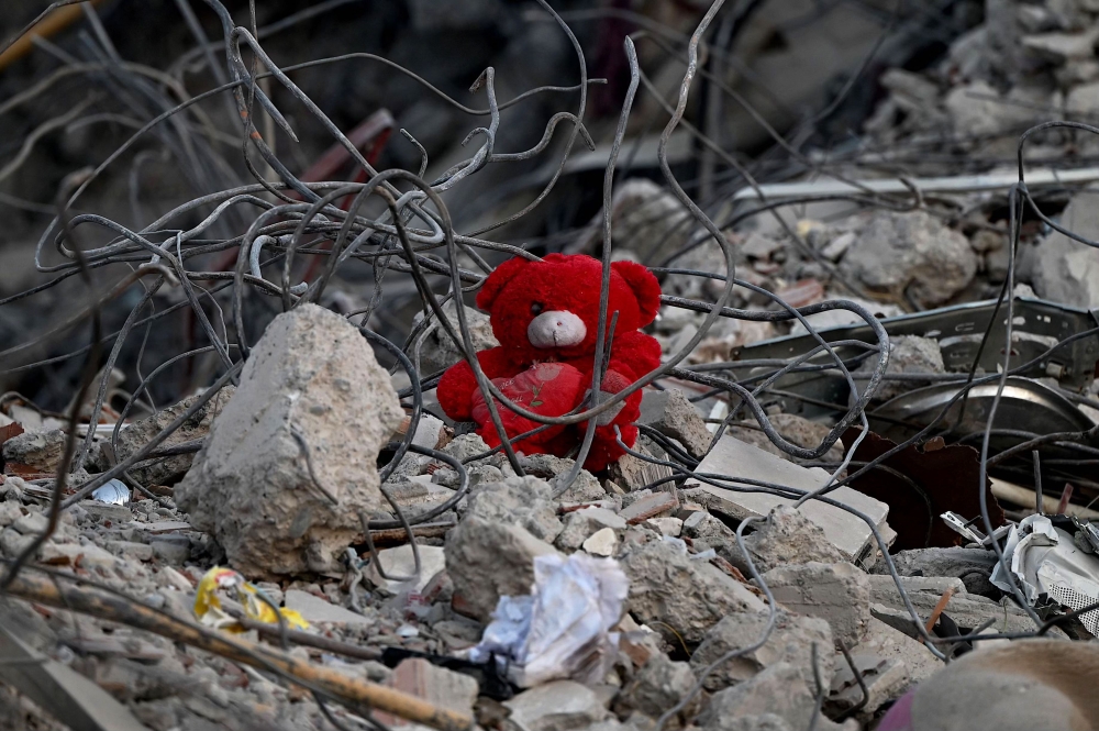 This photograph shows a teddy bear on the rubble of a collapsed building on February 12, 2023 in Kahramanmaras, as rescue teams starts to wind down their work after a 7.8 magnitude earthquake struck the border region of Turkey and Syria. (Photo by OZAN KOSE / AFP)