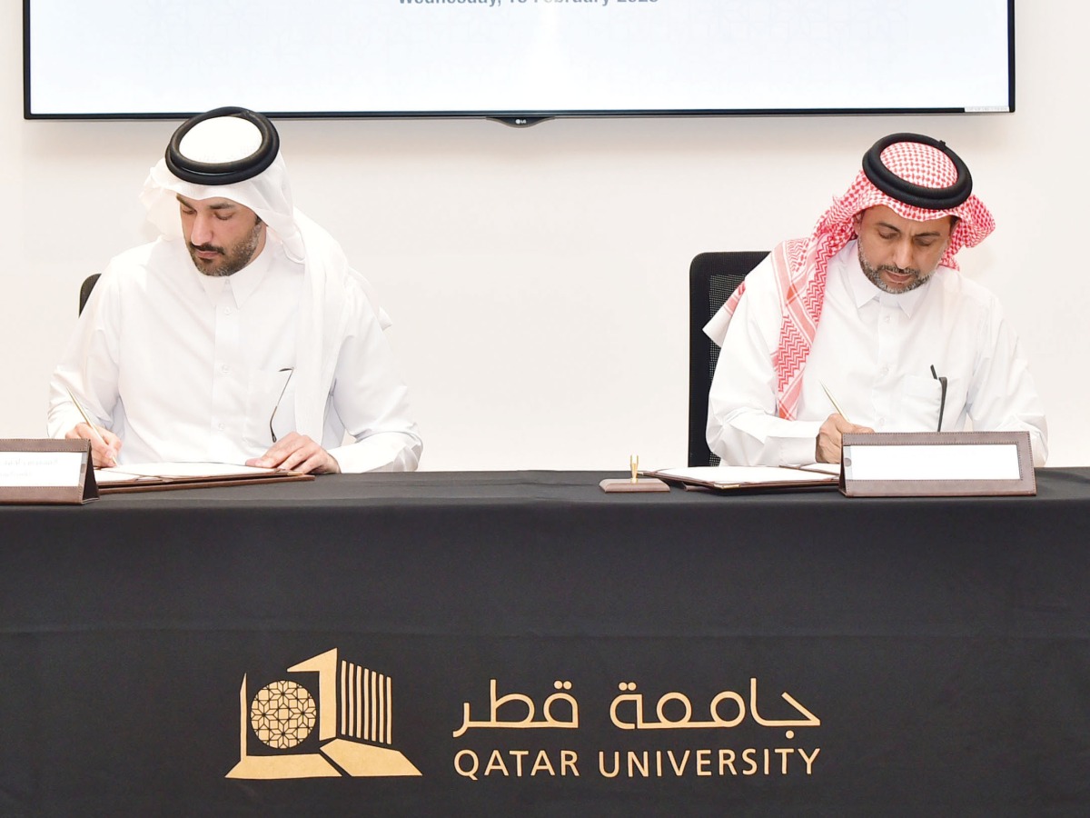 QU President Dr. Hassan Rashid Al Derham (right) and MEEZA CEO Eng. Ahmed Al Muslemani signing the MoU.
