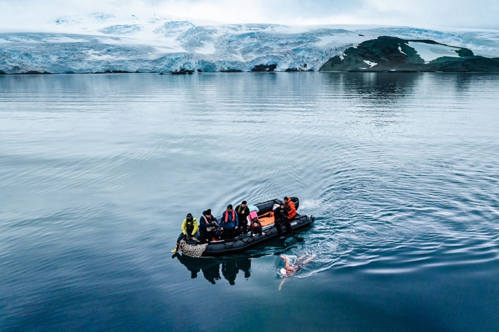 Chilean swimmer Barbara Hernandez swimming in the Antarctic ocean in Greenwich Island, Antarctica, on February 7, 2023.  (Photo by Barbara Hernandez/ASOC / AFP) 