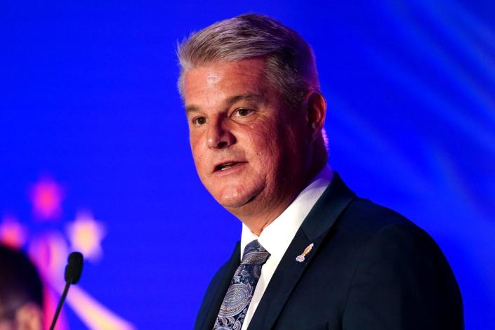 Sports Minister Stuart Andrew has set out plans for a new independent regulator in football.