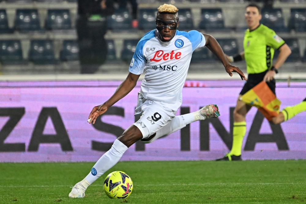 Napoli's Nigerian Victor Osimhen runs with the ball during the Italian Serie A  match between Empoli FC and SSC Napoli at the Stadio comunale Carlo Castellani stadium in Empoli on February 25, 2023. (Photo by Alberto PIZZOLI / AFP)