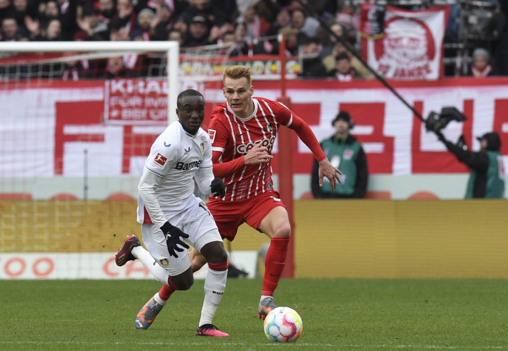 Leverkusen's French forward Moussa Diaby (left) and Freiburg's Austrian defender Philipp Lienhart vie for the ball during the German first division Bundesliga match between SC Freiburg v Bayer Leverkusen in Freiburg, southwestern Germany, on February 26, 2023. (Photo by Thomas KIENZLE / AFP)