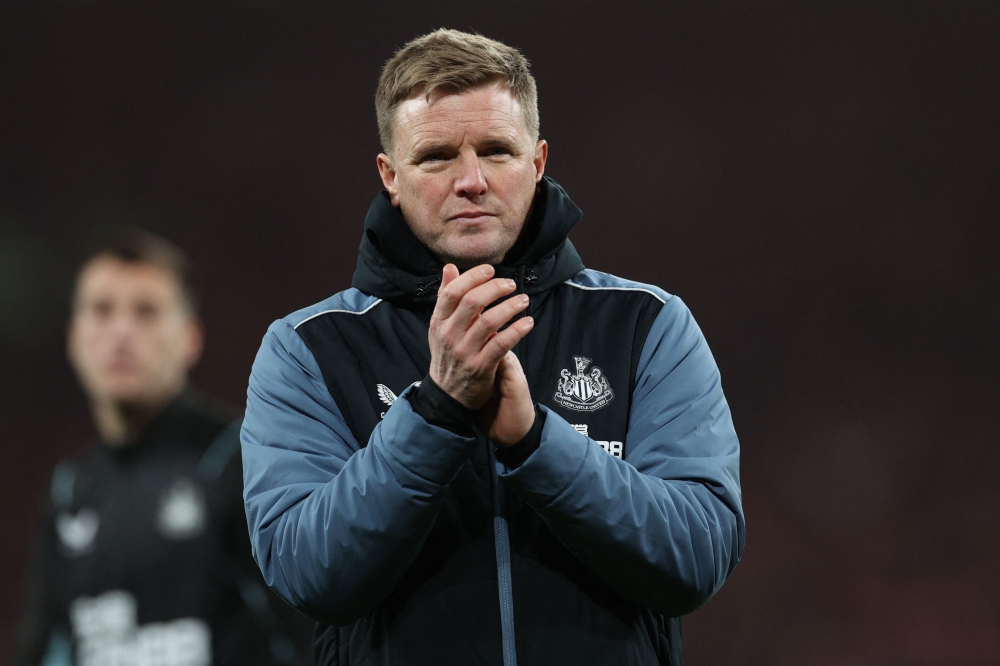 Newcastle United's English head coach Eddie Howe applauds supporters on the pitch after the English League Cup final football match between Manchester United and Newcastle United at Wembley Stadium, north-west London on February 26, 2023. - Manchester United beat Newcastle 2-0 to win League Cup (Photo by ADRIAN DENNIS / AFP)