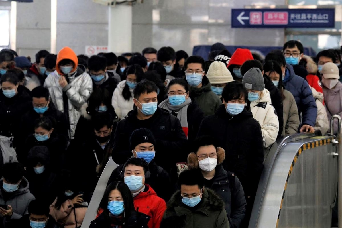 File Photo: People wearing face masks commute in a subway station during morning rush hour, following the coronavirus disease ( COVID-19) outbreak, in Beijing, China January 20, 2021. (REUTERS/Tingshu Wang)