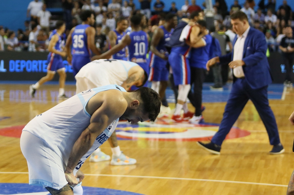 Argentina's Facundo Campazzo reacts after his team's loss against the Dominican Republic during their FIBA Basketball World Cup 2023 Americas qualifiers match. (Photo by Vicente Robles / AFP)