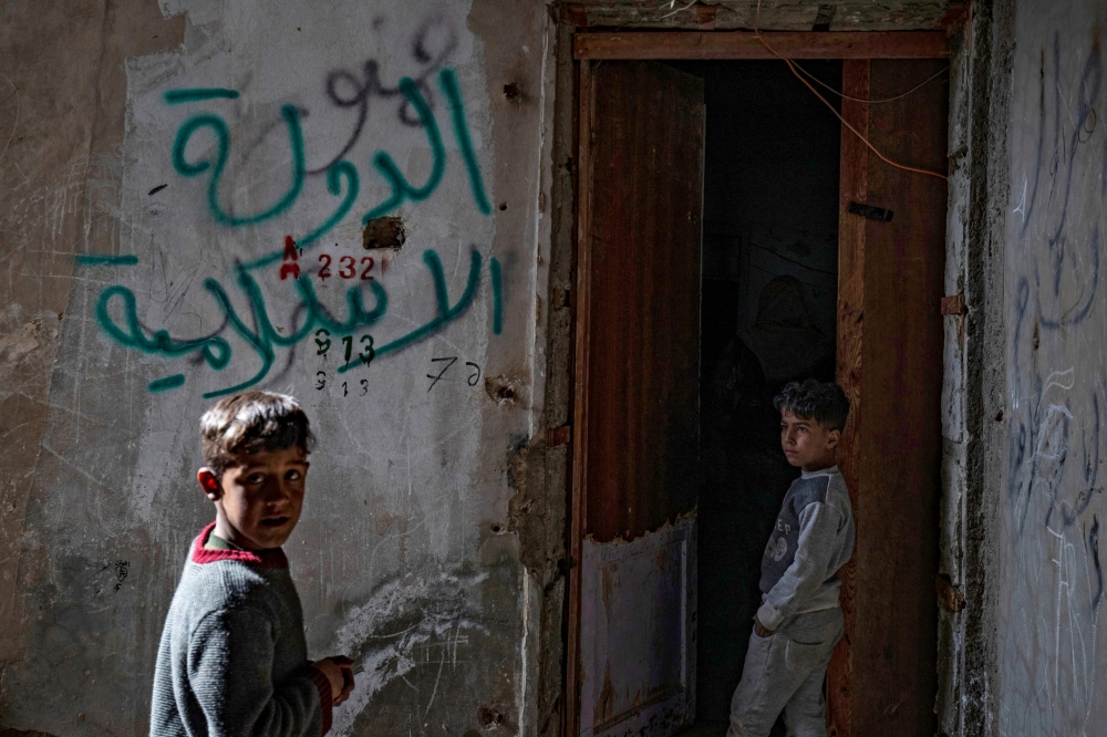Displaced Syrian children are pictured in Syria's rebel-held northern city of Raqa on March 1, 2023, amid fears that the already fragile dwellings will not withstand an earthquake. (Photo by Delil Souleiman / AFP)

