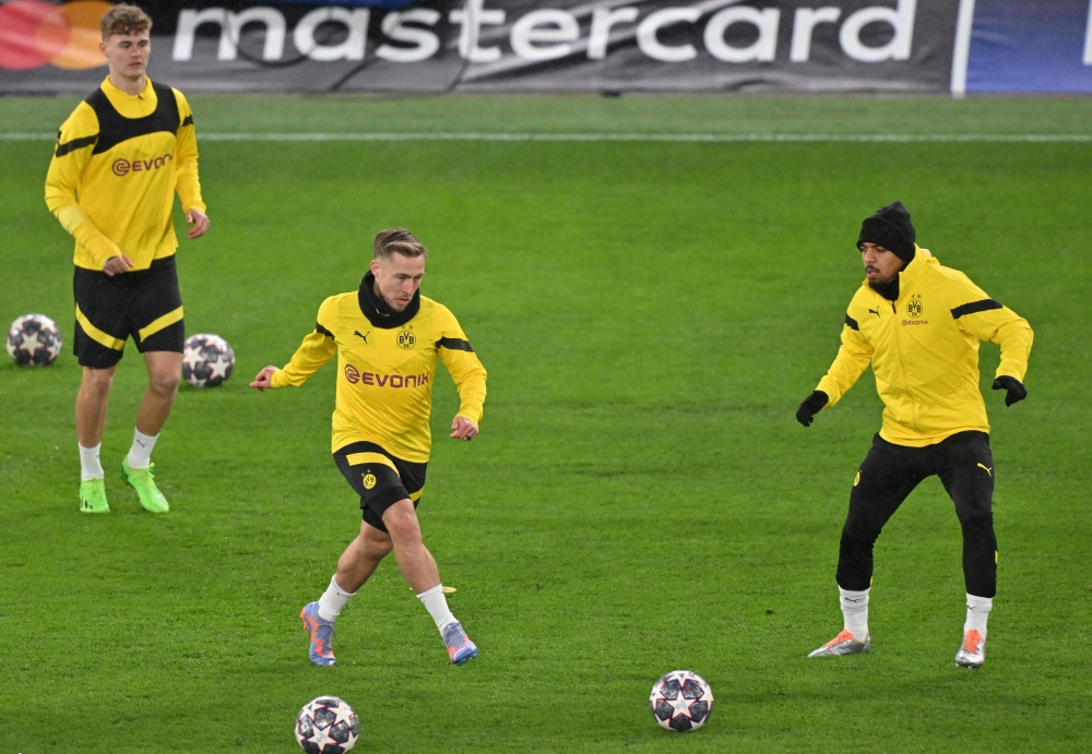 Dortmund's German defender Felix Passlack (center) and teammates attend a training session at Stamford Bridge in London on March 6, 2023, on the eve of the UEFA Champions League round of 16 second-leg football match against Chelsea. (Photo by Glyn KIRK / AFP)