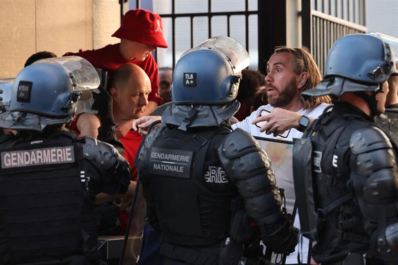 Police stand in front of fans prior to the UEFA Champions League final football match between Liverpool and Real Madrid at the Stade de France in Saint-Denis, north of Paris. File photo / AFP
