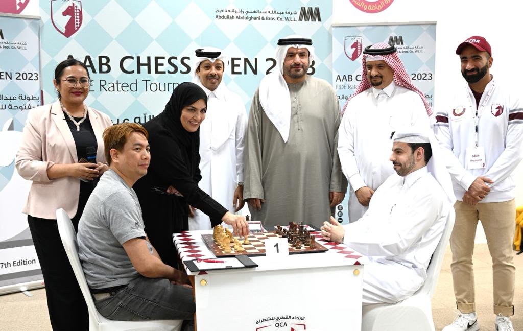 Qatar Chess Association President Mohamed Al Mudhahka, members of QCA and Dr. Eiman Al Ansari, AAB Government Relations and Public Affairs Director with players during the opening game of the tournament.