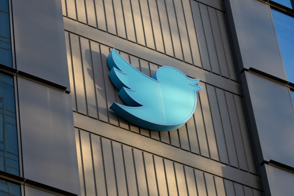 (FILES) In this file photo taken on October 28, 2022 the Twitter logo is seen on the exterior of Twitter headquarters in San Francisco, California. (Photo by Constanza HEVIA / AFP)