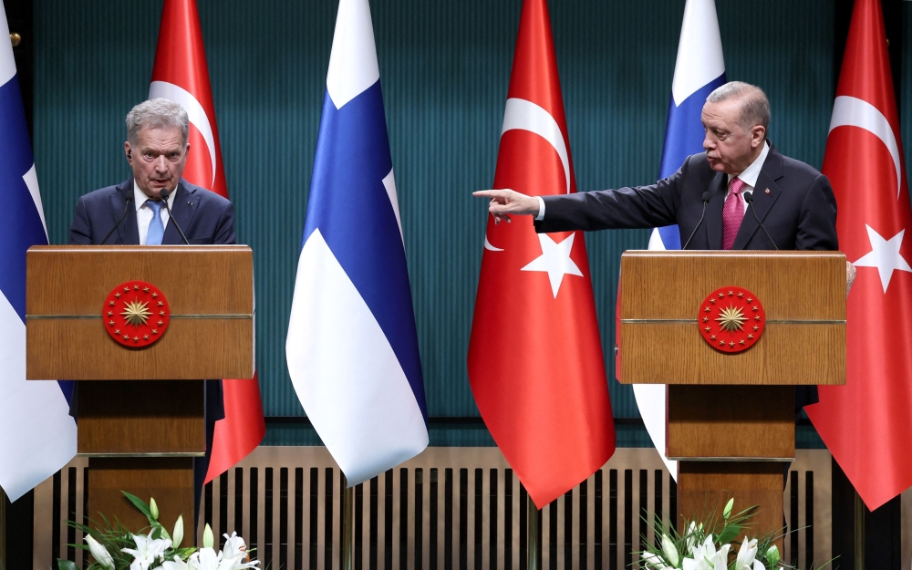 Turkish President Recep Tayyip Erdogan points towards Finnish President Sauli Niinisto during a joint press conference held after their meeting at the Presidential Complex in Ankara, on March 17, 2023. (Photo by Adem ALTAN / AFP)