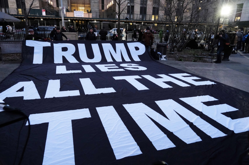 Police, media and a small group of protesters gather outside of a Manhattan courthouse after news broke that former President Donald Trump has been indicted by a grand jury on March 30, 2023 in New York City. (Photo by Spencer Platt/Getty Images via AFP) 