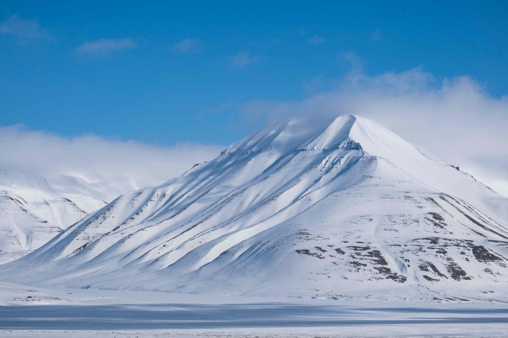 This file photo taken on May 4, 2022 shows a view of mountains near Longyearbyen, located on Spitsbergen island, in Svalbard Archipelago, northern Norway. Photo by Jonathan NACKSTRAND / AFP