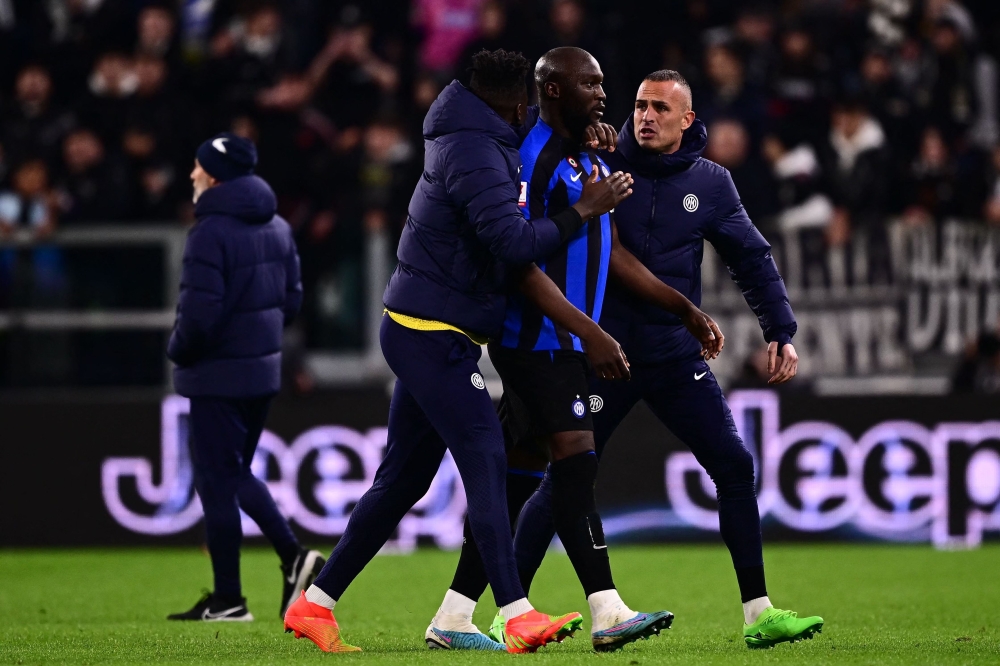 Inter Milan forward Romelu Lukaku (C) leaves the pitch after receiving a red card during the Italian Cup semi-final first leg football match between Juventus and Inter Milan on April 4 2023 at the 