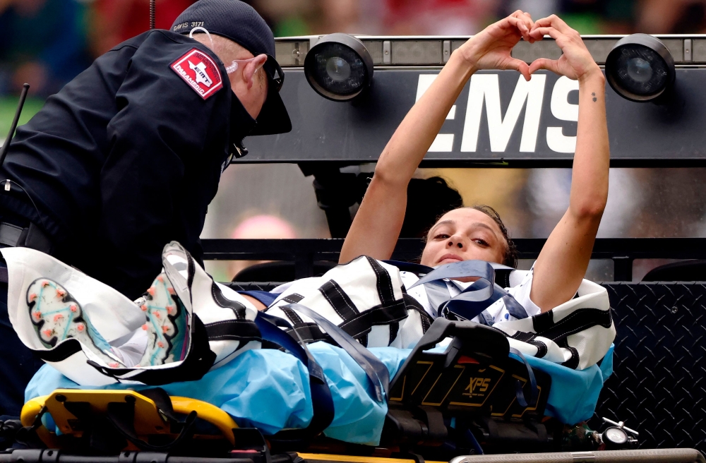 Mallory Swanson of the United States gestures toward fans after being injured against the Republic of Ireland during the first half of a 2023 International Friendly match at Q2 Stadium on April 8, 2023 in Austin, Texas. (Photo by Ron Jenkins / Getty Images via AFP)