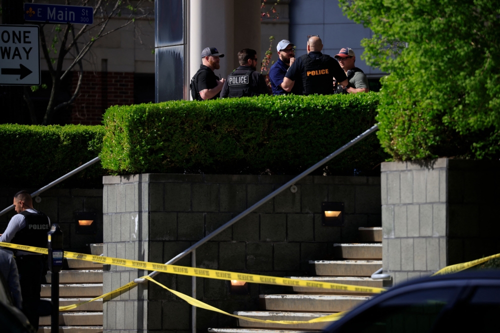 APRIL 10: Law enforcement officers gather outside the front entrance of the Old National Bank building after a gunman opened fire on April 10, 2023 in Louisville, Kentucky. Photo by LUKE SHARRETT / GETTY IMAGES NORTH AMERICA / Getty Images via AFP