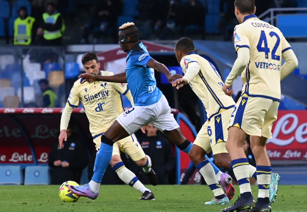 Napoli's Nigerian forward Victor Osimhen (C) controls the ball during the Italian Serie A football match between Napoli and Hellas Verona at the Maradona stadium in Naples, on April 15, 2023. (Photo by Andreas SOLARO / AFP)
