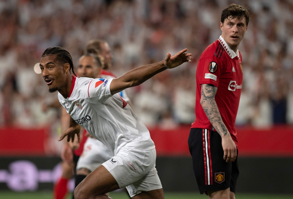 Sevilla's French defender Loic Bade celebrates after scoring his team's second goal during the UEFA Europa league quarter final second Leg football match between Sevilla and Manchester United at the Ramon Sanchez-Pizjuan stadium in Seville on April 20, 2023. (Photo by JORGE GUERRERO / AFP)
