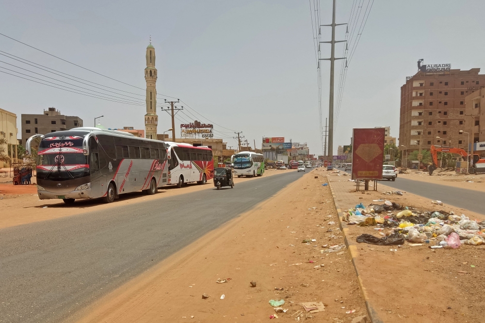 Buses are parked along a deserted street as people flee the southern part of Khartoum on April 27, 2023 amid street battles between the army and paramilitaries continue. (Photo by AFP)