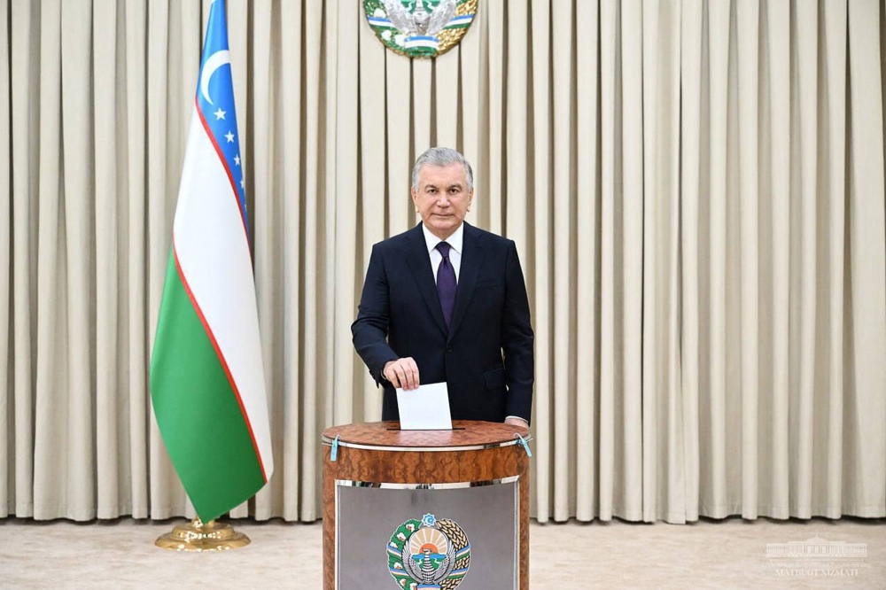 A handout photograph released by the Press Service of the President of Uzbekistan on April 30, 2023, shows Uzbek President Shavkat Mirziyoyev casting his vote at a polling station in Tashkent. (Photo by Handout / Uzbek Presidential Press Service / AFP) 