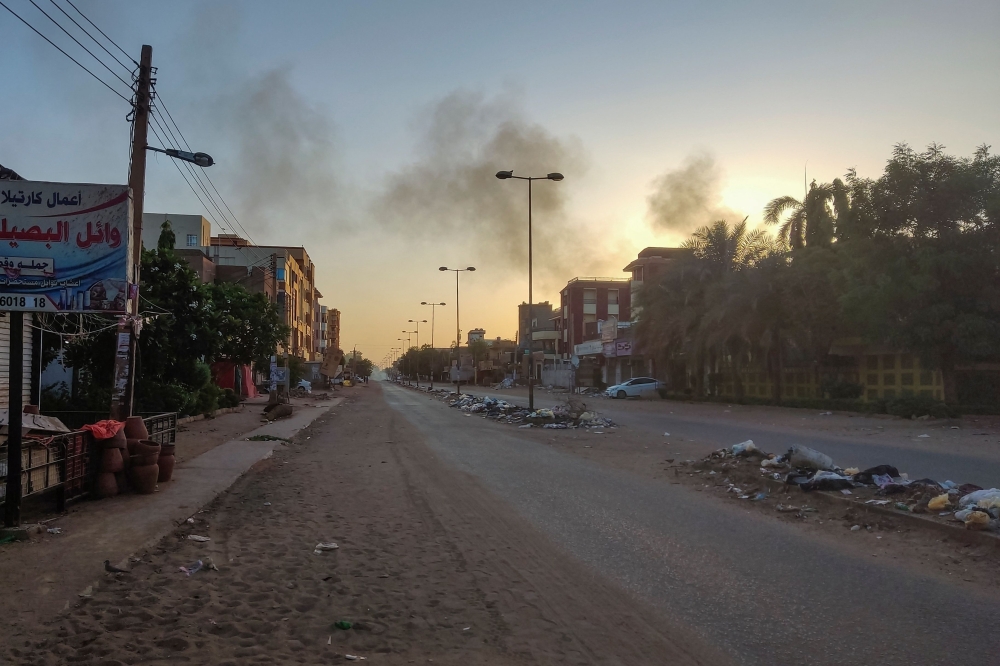 Smoke billows in southern Khartoum amid ongoing fighting between the forces of two rival generals in Sudan on May 6, 2023.  Photo by AFP
