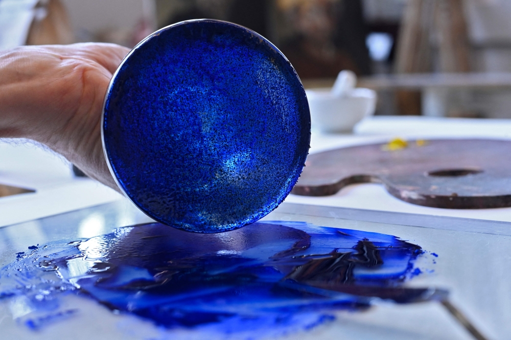 A photograph shows smashed Lapis Lazuli blue pigment at the Rijksmuseum's drawing school in Amsterdam on April 6, 2023 (Photo by John Thys / AFP)