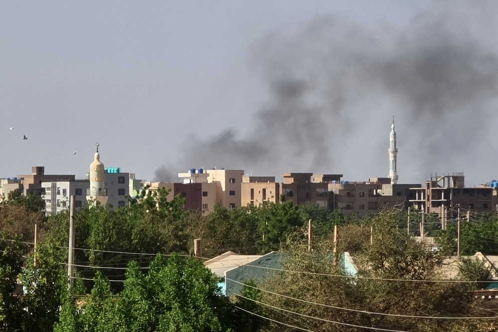 In this picture taken on May 7, 2023, smoke billows in Khartoum amid ongoing fighting between the forces of two rival generals. (Photo by AFP)

