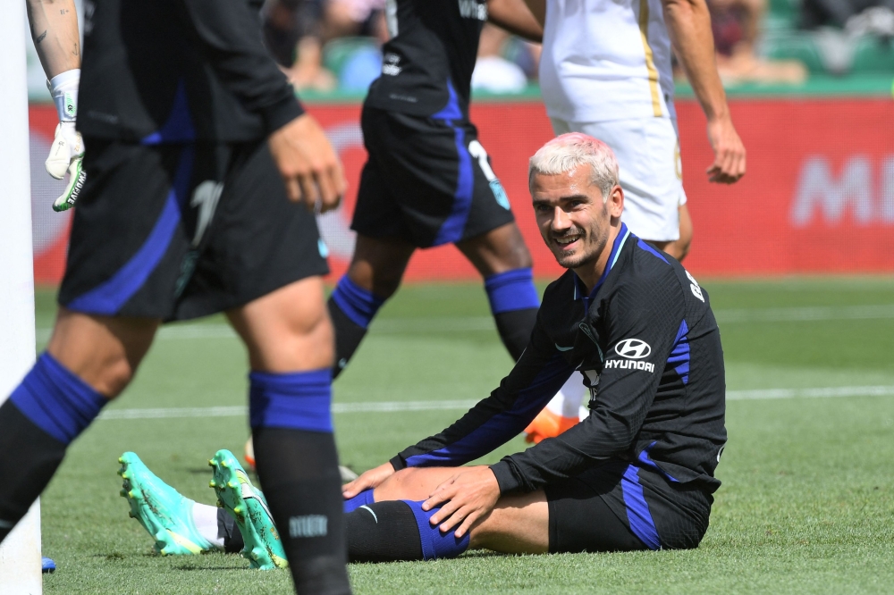 Atletico Madrid's French forward Antoine Griezmann reacts on the ground during the Spanish league football match between Elche CF and Club Atletico de Madrid at the Martinez Valero stadium in Elche on May 14, 2023. (Photo by Jose Jordan / AFP)