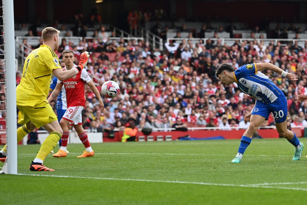 Brighton's Paraguayan striker Julio Enciso (R) heads the ball and scores his team first goal during the English Premier League football match between Arsenal and Brighton and Hove Albion at the Emirates Stadium in London on May 14, 2023. (Photo by Glyn KIRK / AFP)