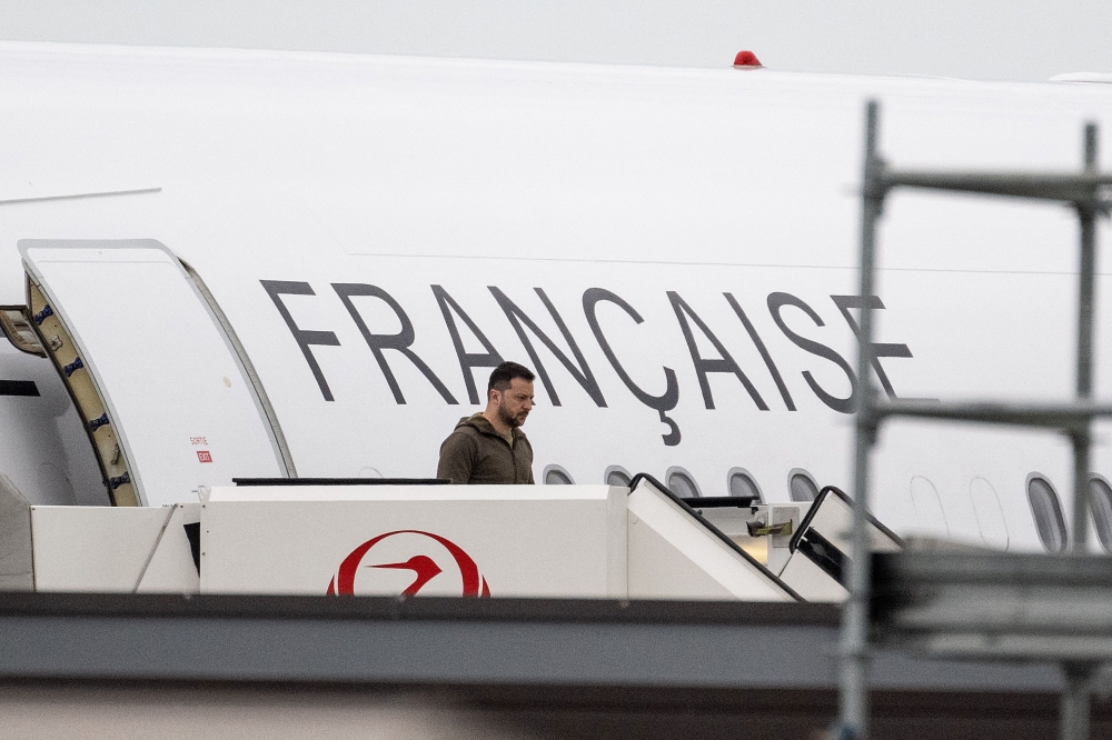 Ukraine's President Volodymyr Zelensky arrives at Hiroshima Airport during the G7 Summit Leaders' Meeting in Hiroshima on May 20, 2023. (Photo by Yuichi Yamazaki / AFP)