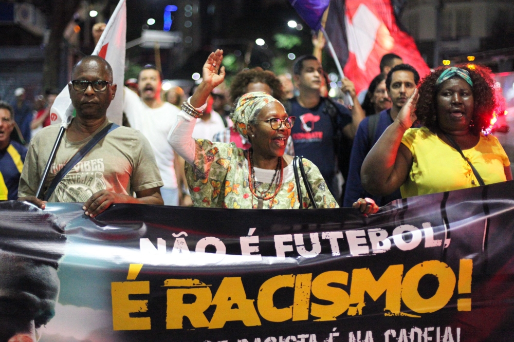 People take part in a demonstration in support of Real Madrid's Brazilian forward Vinicius Jr in Rio de Janeiro, Brazil, on May 25, 2023. (Photo by Bruno Kaiuca / AFP)
