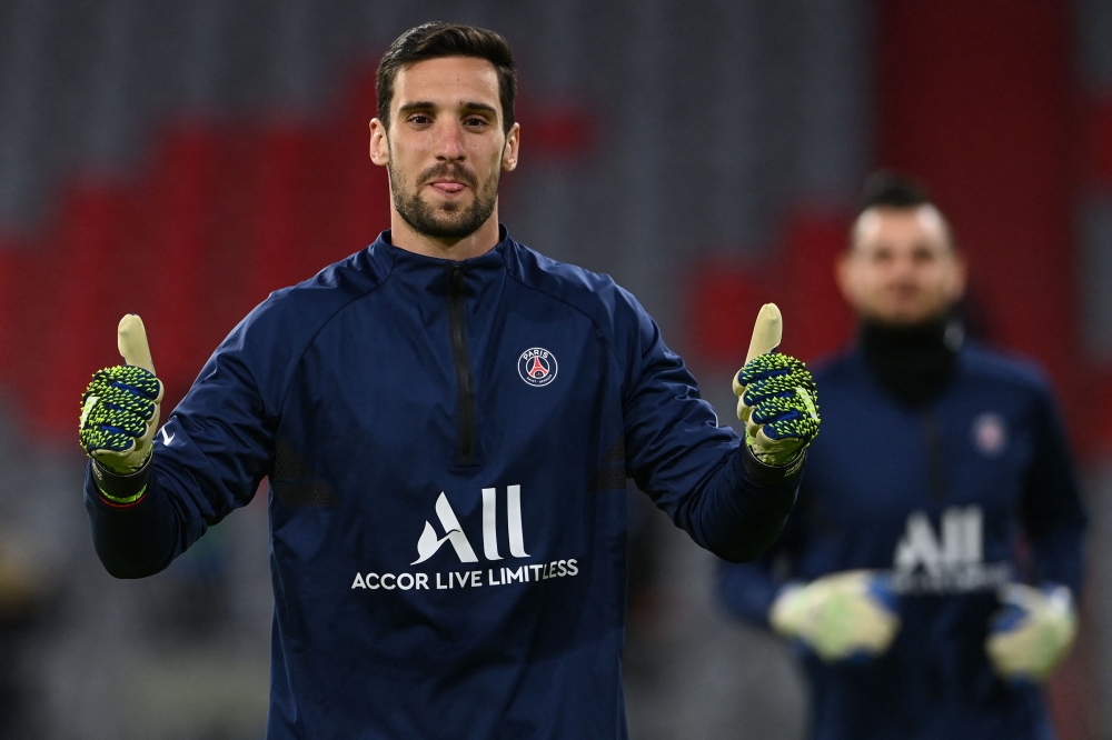Paris Saint-Germain's Spanish goalkeeper Sergio Rico gives the thumbs up during warm up prior to the UEFA Champions League quarter-final first leg football match between FC Bayern Munich and Paris Saint-Germain (PSG) in Munich, southern Germany, on April 7, 2021. (Photo by Christof Stache / AFP)
