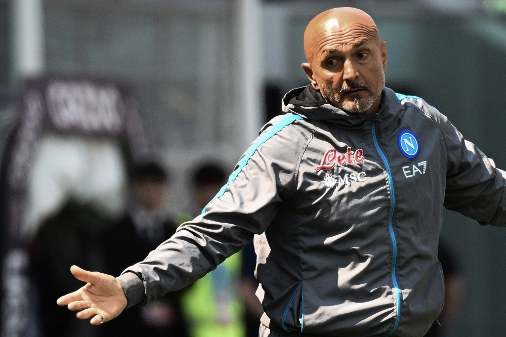 Napoli's Italian coach Luciano Spalletti reacts during the Italian Serie A football match between Bologna and Napoli on May 28, 2023 at the Renato-Dall'Ara stadium in Bologna. (Photo by Vincenzo PINTO / AFP)
