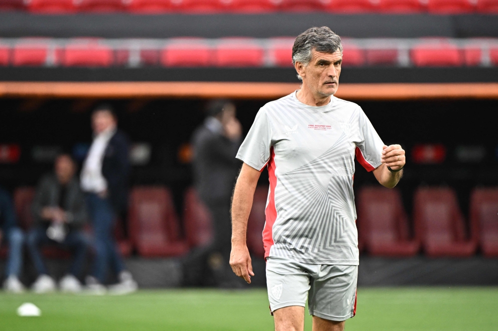 Sevilla's Spanish coach Jose Luis Mendilibar oversees a training session of his players on the eve of the UEFA Europa League final football match between Sevilla FC and AS Roma at the Puskas Arena in Budapest on May 30, 2013. (Photo by Attila KISBENEDEK / AFP)
