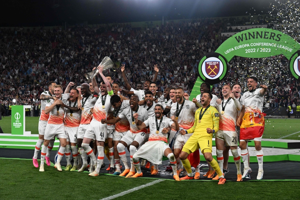 West Ham players including English midfielder Declan Rice (C) celebrate with the trophy after winning the UEFA Europa Conference League final football match between ACF Fiorentina and West Ham United FC in Prague, Czech Republic on June 7, 2023. (Photo by Michal CIZEK / AFP)