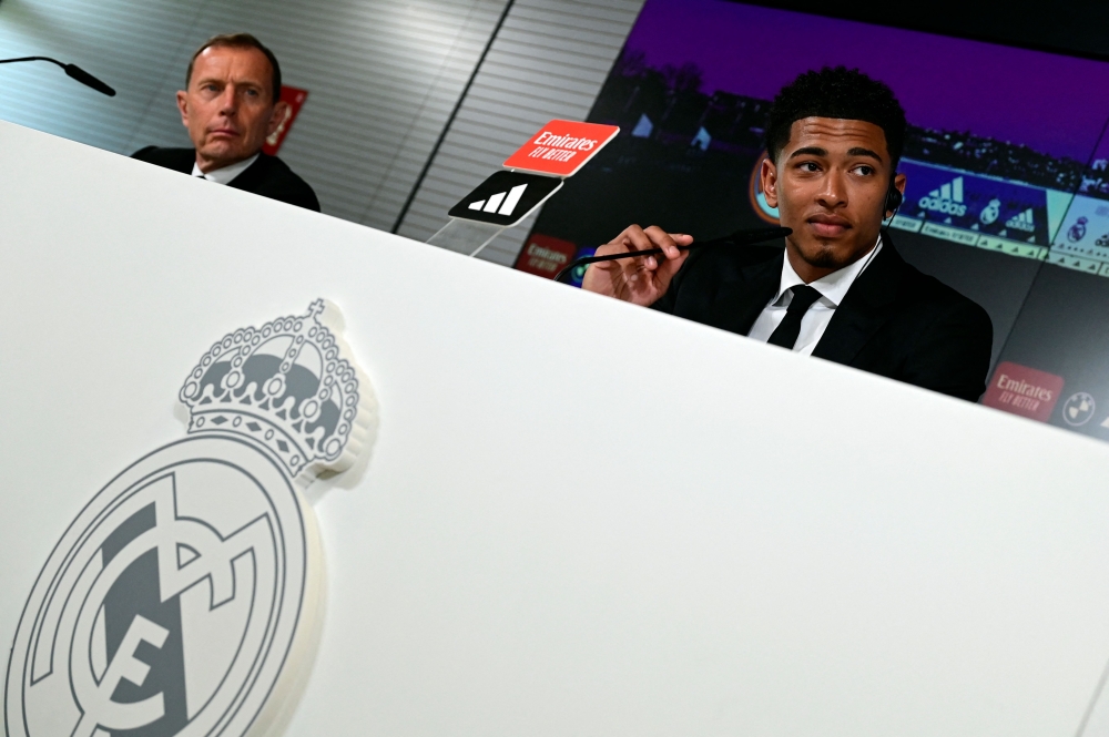 English midfielder Jude Bellingham (R) gives a press conference with Real Madrid Director of Football Emilio Butragueno, during his presentation as new player of Real Madrid, in Madrid on June 15, 2023. (Photo by JAVIER SORIANO / AFP)