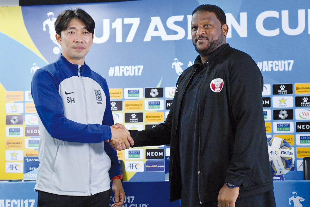 Qatar coach Mohammud Shafie (right) and Korea Republic head coach Byun Sung-hwan shake hands on the eve of the match. 