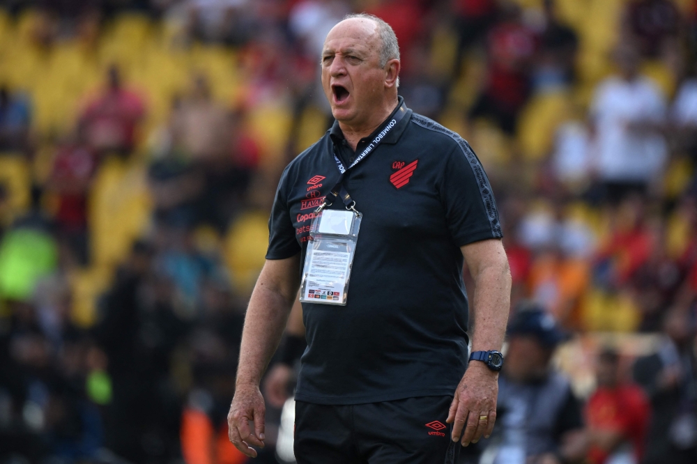 Brazil's Athletico Paranaense coach Luiz Felipe Scolari gives instructions during the Copa Libertadores final football match between Brazilian teams Flamengo and Athletico Paranaense at the Isidro Romero Carbo Monumental Stadium in Guayaquil, Ecuador, on October 29, 2022. (Photo by Luis Acosta / AFP)