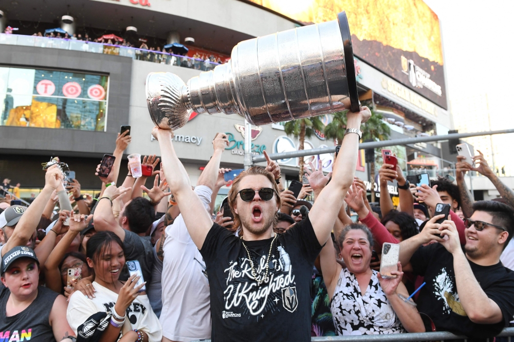 William Karlsson #71 of the Vegas Golden Knights hoists the Stanley Cup during a victory parade and rally for the Vegas Golden Knights on the Las Vegas Strip on June 17, 2023 in Las Vegas, Nevada. (Photo by Candice Ward / GETTY IMAGES NORTH AMERICA / Getty Images via AFP)